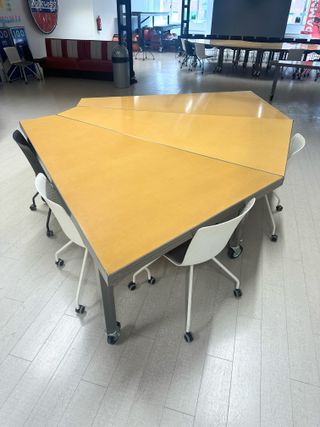 Mesa de oficina con ruedas