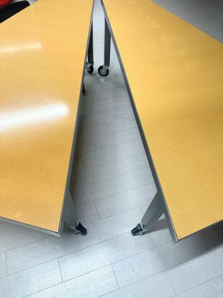 Mesa de oficina con ruedas