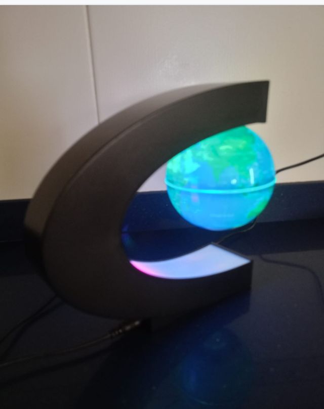 Globo terráqueo levitante con luces LED