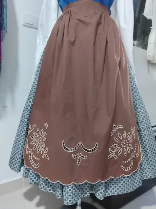 Traje regional azul y marrón