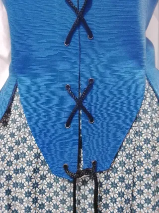 Traje regional azul y marrón