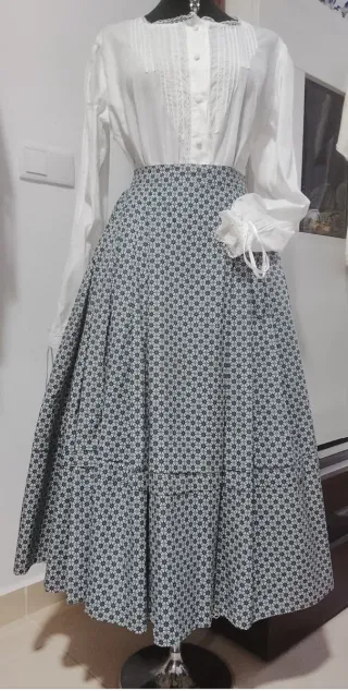 Traje regional azul y marrón
