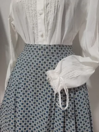 Traje regional azul y marrón