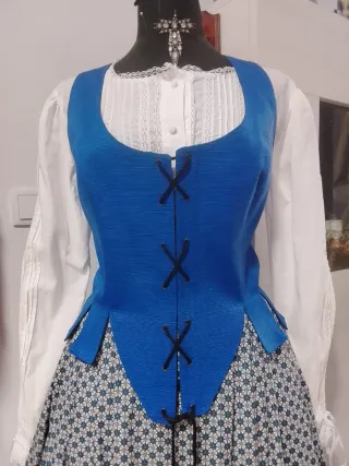 Traje regional azul y marrón