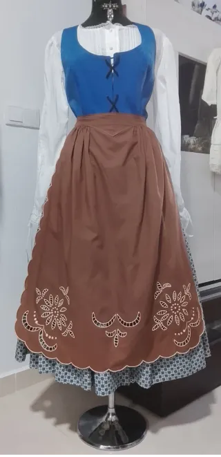 Traje regional azul y marrón