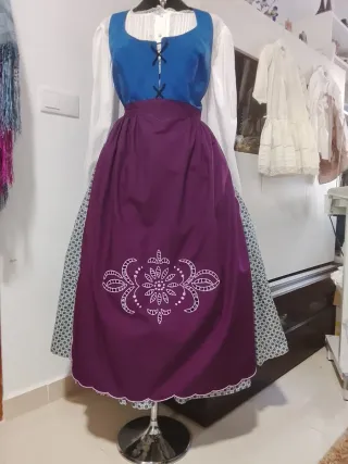 Traje regional azul y marrón