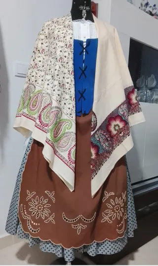 Traje regional azul y marrón