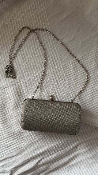 Bolso de fiesta plateado tipo clutch y con cadena