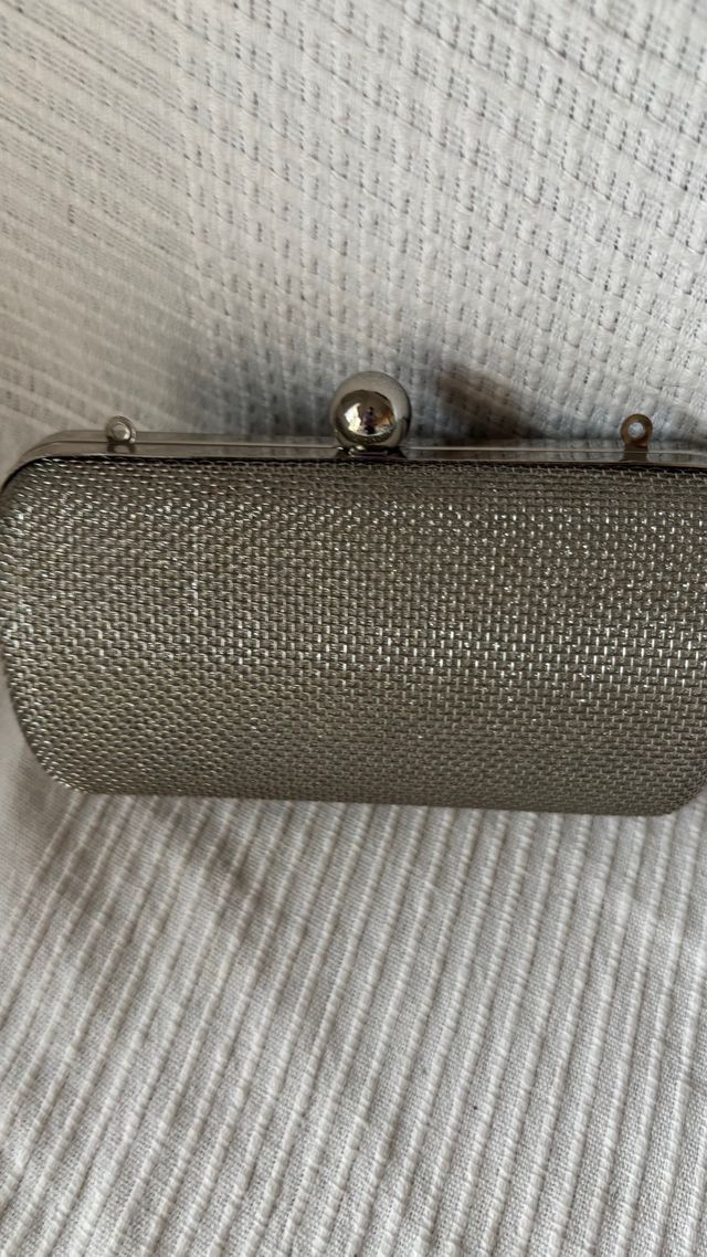 Bolso de fiesta plateado tipo clutch y con cadena