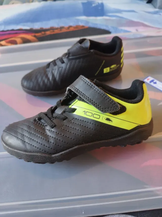 Botas fútbol multitaco niño negro y amarillo