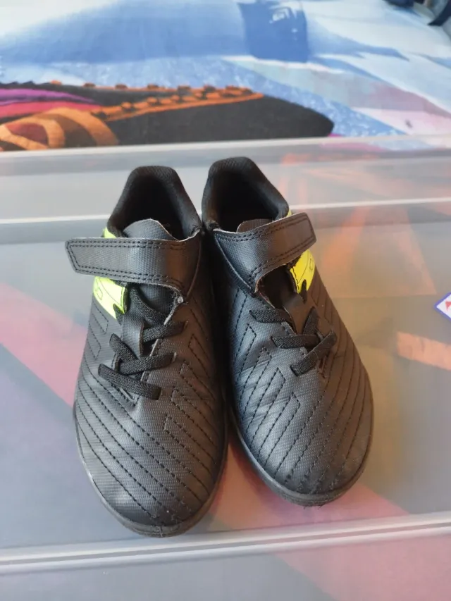 Botas fútbol multitaco niño negro y amarillo