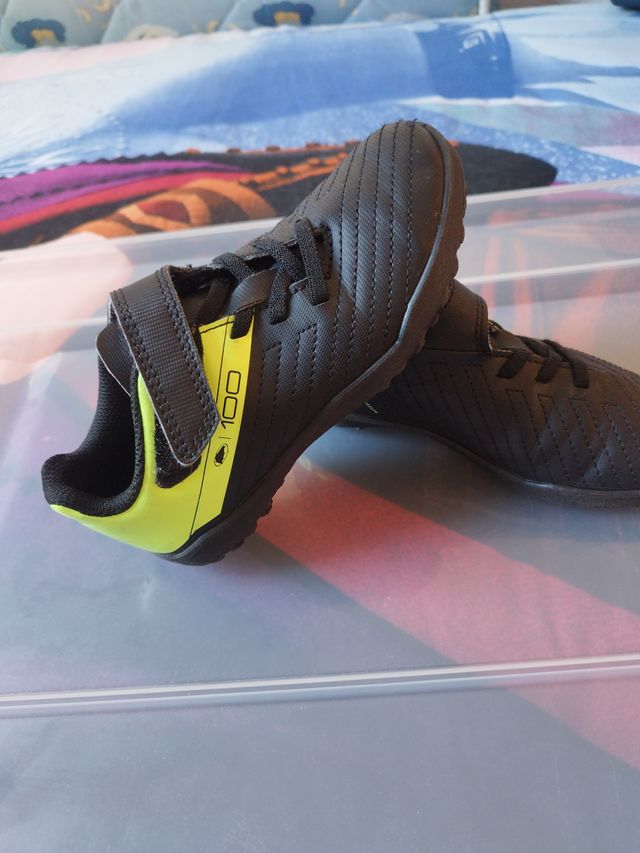 Botas fútbol multitaco niño negro y amarillo