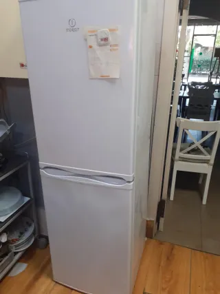 Nevera Combi Indesit Blanca