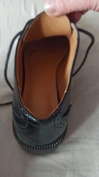Zapatos Oxford negros y blancos