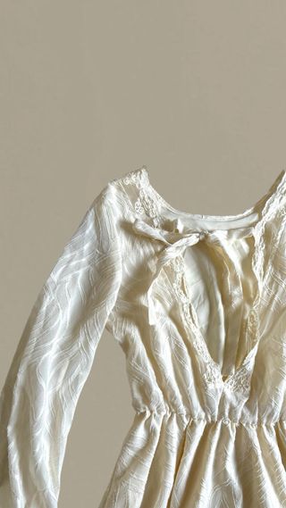 Vestido Romántico María Antonieta con moño detrás.