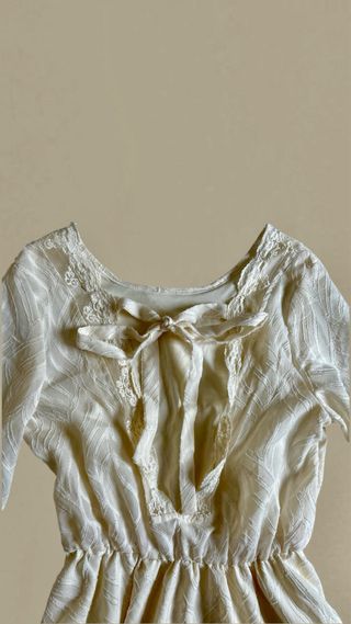 Vestido Romántico María Antonieta con moño detrás.