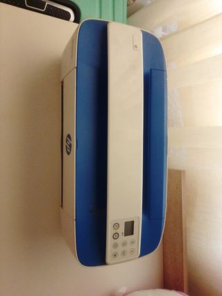 Impresora HP azul y blanca