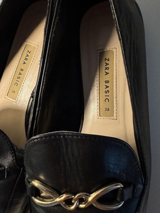 Mocasines Zara Negros con Cadena Dorada