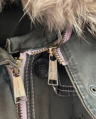 Parka Highly Preppy verde militar con detalles pin