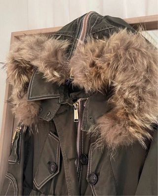 Parka Highly Preppy verde militar con detalles pin
