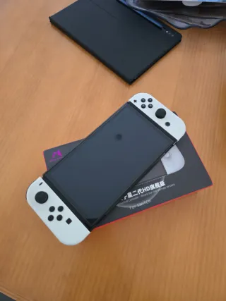 Nintendo Switch OLED bianco e nero