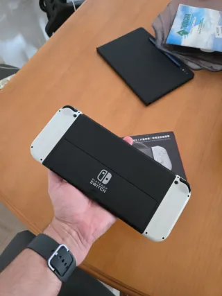 Nintendo Switch OLED bianco e nero