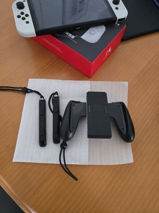 Nintendo Switch OLED bianco e nero