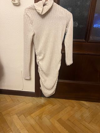Vestido beige cuello alto ajustable