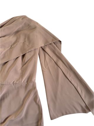 Vestido largo beige asimétrico