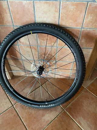 Rueda delantera MAVIC Crossmax de 29 pulgadas.
