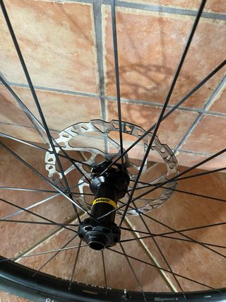 Rueda delantera MAVIC Crossmax de 29 pulgadas.