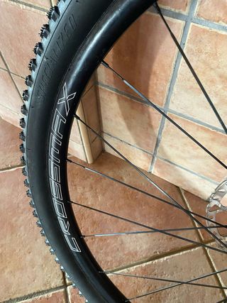 Rueda delantera MAVIC Crossmax de 29 pulgadas.