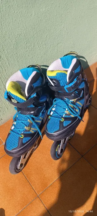 Patines en línea azules y negros