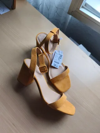 Sandalias mostaza tacón antelina