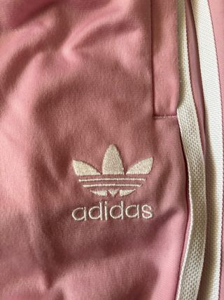 Chándal Adidas rosa con rayas blancas