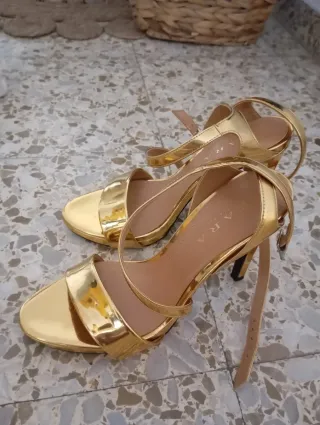 Zapatos de tacón dorados Zara