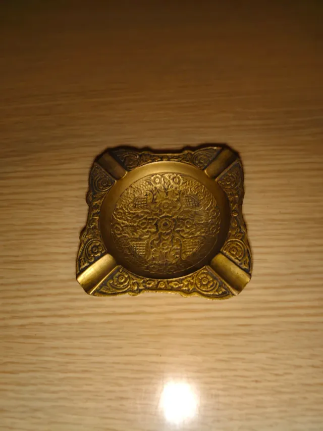 Cenicero de latón con diseño labrado