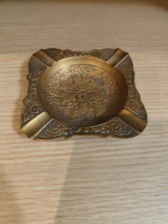 Cenicero de latón con diseño labrado
