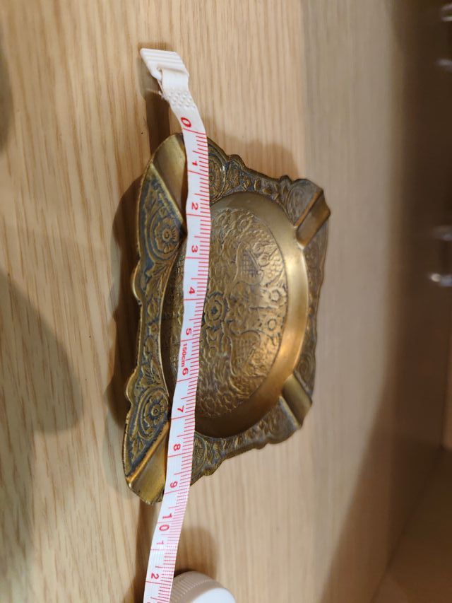 Cenicero de latón con diseño labrado