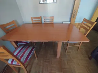 Mesa de comedor de madera