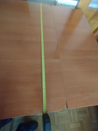 Mesa de comedor de madera