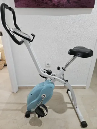 Bicicleta Estática azul y blanca