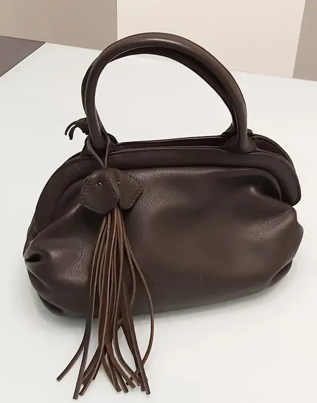 Bolso de piel marrón con flecos