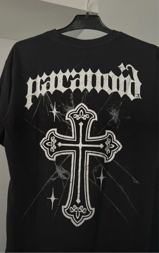 Camiseta negra New Yorker con cruz y letras.