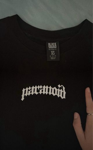 Camiseta negra New Yorker con cruz y letras.