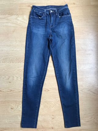 Pantalones vaqueros azules
El Levis es pitillo
