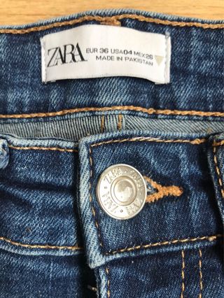 Pantalones vaqueros azules
El Levis es pitillo
