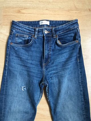 Pantalones vaqueros azules
El Levis es pitillo
