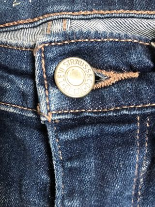 Pantalones vaqueros azules
El Levis es pitillo
