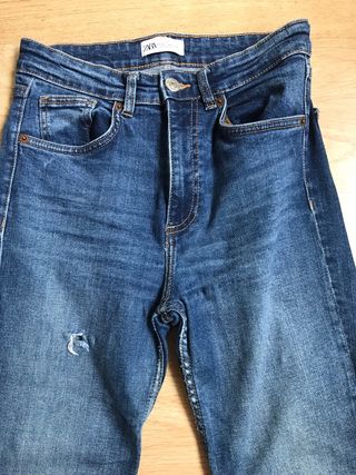 Pantalones vaqueros azules
El Levis es pitillo
